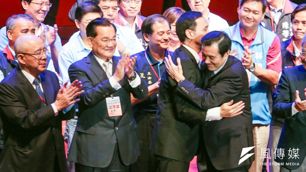 國民黨17日舉辦臨時全代會,通過換柱案後,黨政大老都上台與朱立倫拉手喊口號。(陳明仁攝) 國民黨17日舉辦臨時全代會,通過換柱案後,黨政大老都上台與朱立倫拉手喊口號。(陳明仁攝)