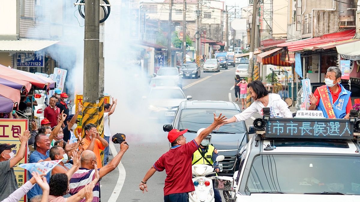 高雄市長候選人柯志恩展開為期十天的「繞著高雄跑」掃街宣講行程。(圖/柯志恩競總提供) 高雄市長候選人柯志恩展開為期十天的「繞著高雄跑」掃街宣講行程。(圖/柯志恩競總提供)