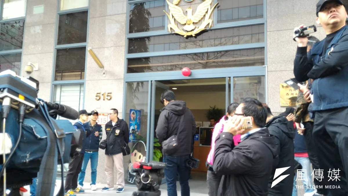 內湖環山路附近今日發生殺童命案,凶嫌被帶回內湖派出所偵訊。(方炳超攝)