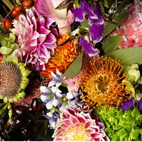 花人・赤井勝氏がFCCJで作品展を開催し、写真との融合による新たな装花表現と「MeSEUM」プロジェクトを披露した。(写真提供 FCCJ) 花人・赤井勝氏がFCCJで作品展を開催し、写真との融合による新たな装花表現と「MeSEUM」プロジェクトを披露した。(写真提供 FCCJ)