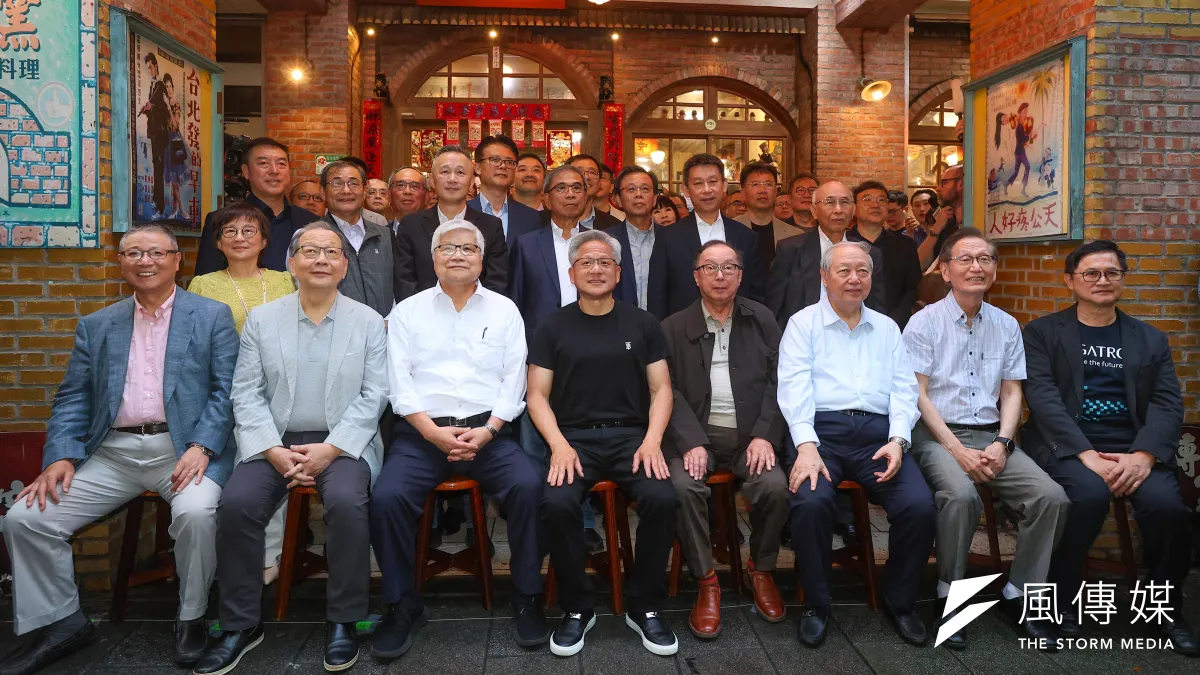 20250517-輝達(NVIDIA)執行長黃仁勳17日傍晚宴請相關產業鏈老闆,並合影留念。(顏麟宇攝)