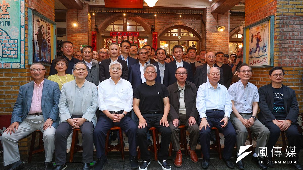 20250517-輝達(NVIDIA)執行長黃仁勳17日傍晚宴請相關產業鏈老闆,並合影留念。(顏麟宇攝) 20250517-輝達(NVIDIA)執行長黃仁勳17日傍晚宴請相關產業鏈老闆,並合影留念。(顏麟宇攝)