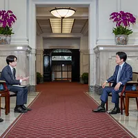 日本の芸能人・櫻井翔(左二)と《読売テレビ》上海支局長・渡辺容代(左一)が台湾総統・賴清德(右)にインタビュー。(総統府公式サイトより) 日本の芸能人・櫻井翔(左二)と《読売テレビ》上海支局長・渡辺容代(左一)が台湾総統・賴清德(右)にインタビュー。(総統府公式サイトより)