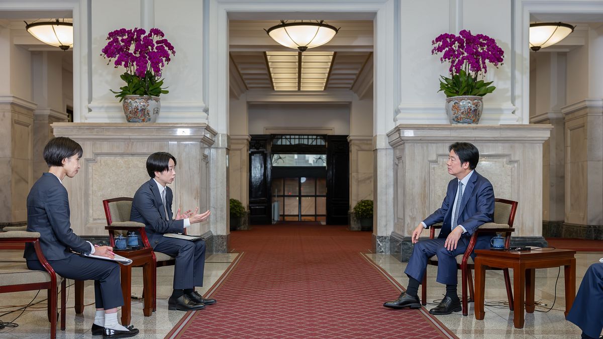 日本の芸能人櫻井翔氏(左から二人目)と『読売テレビ』上海支局長渡辺容代氏(左から一人目)が台湾総統賴清徳氏(右)にインタビューを行った。(総統府公式サイトより) 日本の芸能人櫻井翔氏(左から二人目)と『読売テレビ』上海支局長渡辺容代氏(左から一人目)が台湾総統賴清徳氏(右)にインタビューを行った。(総統府公式サイトより)