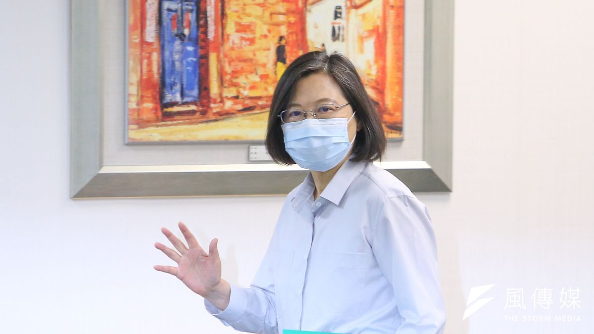 作者認為,還在質疑總統蔡英文(見圖)學位的人,不僅等於質疑當年政大法律系主任與教育部的審查官員的眼光,也藐視當時政大與東吳學生的判斷力。(資料照,顏麟宇攝) 作者認為,還在質疑總統蔡英文(見圖)學位的人,不僅等於質疑當年政大法律系主任與教育部的審查官員的眼光,也藐視當時政大與東吳學生的判斷力。(資料照,顏麟宇攝)