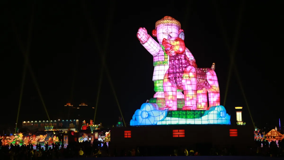 2018台灣燈會嘉義主燈忠義天成,總統在祈福卡寫下「燈會抵嘉、氣象萬千」8字。(嘉義縣政府提供)