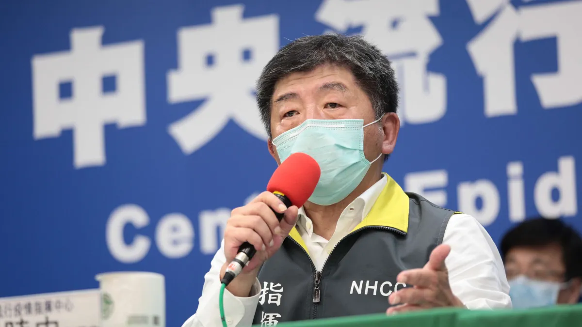 中央流行疫情指揮中心指揮官陳時中(見圖)宣布,12日國內新增3例新冠肺炎確診個案,其中2例境外移入及1例本土個案。(資料照,中央流行疫情指揮中心提供)