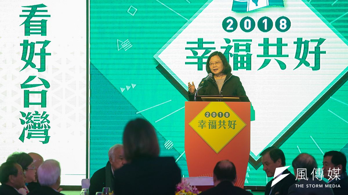 根據各家民調顯示,民進黨支持度已跌到跟國民黨相去不遠;圖為民進黨年終尾牙。(陳明仁攝) 根據各家民調顯示,民進黨支持度已跌到跟國民黨相去不遠;圖為民進黨年終尾牙。(陳明仁攝)