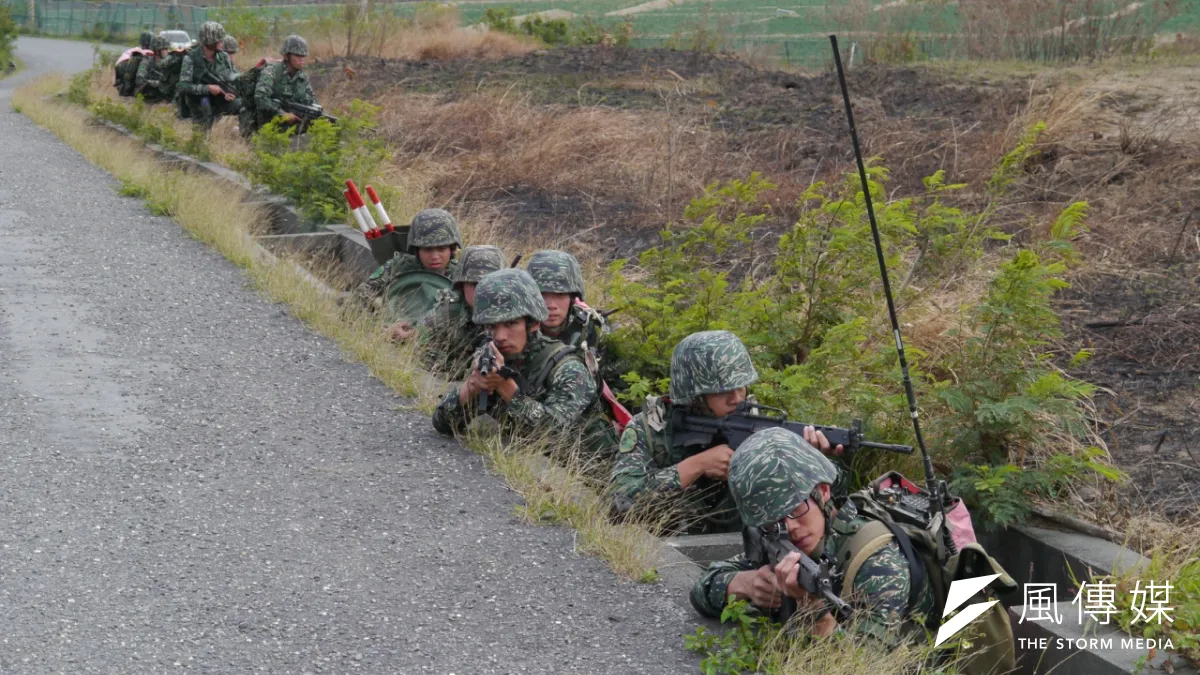 屏東縣三軍聯訓基地已50周年,是唯一能能三軍聯戰場域。圖為海軍陸戰隊66旅步3營在聯訓基地進行兵科基地訓練。(朱明攝)