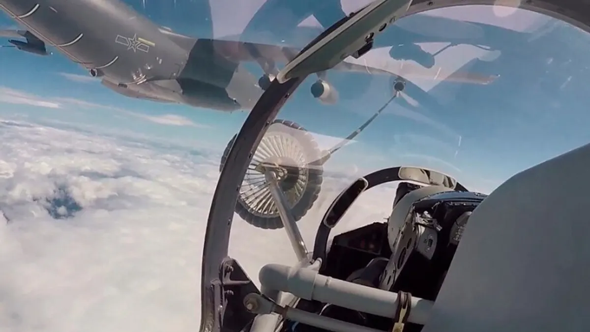 中共從2022年6月起常態化的越過海峽中線,過程中也對在台灣周邊空域執行監控任務的國軍戰機。(資料照,新華社)