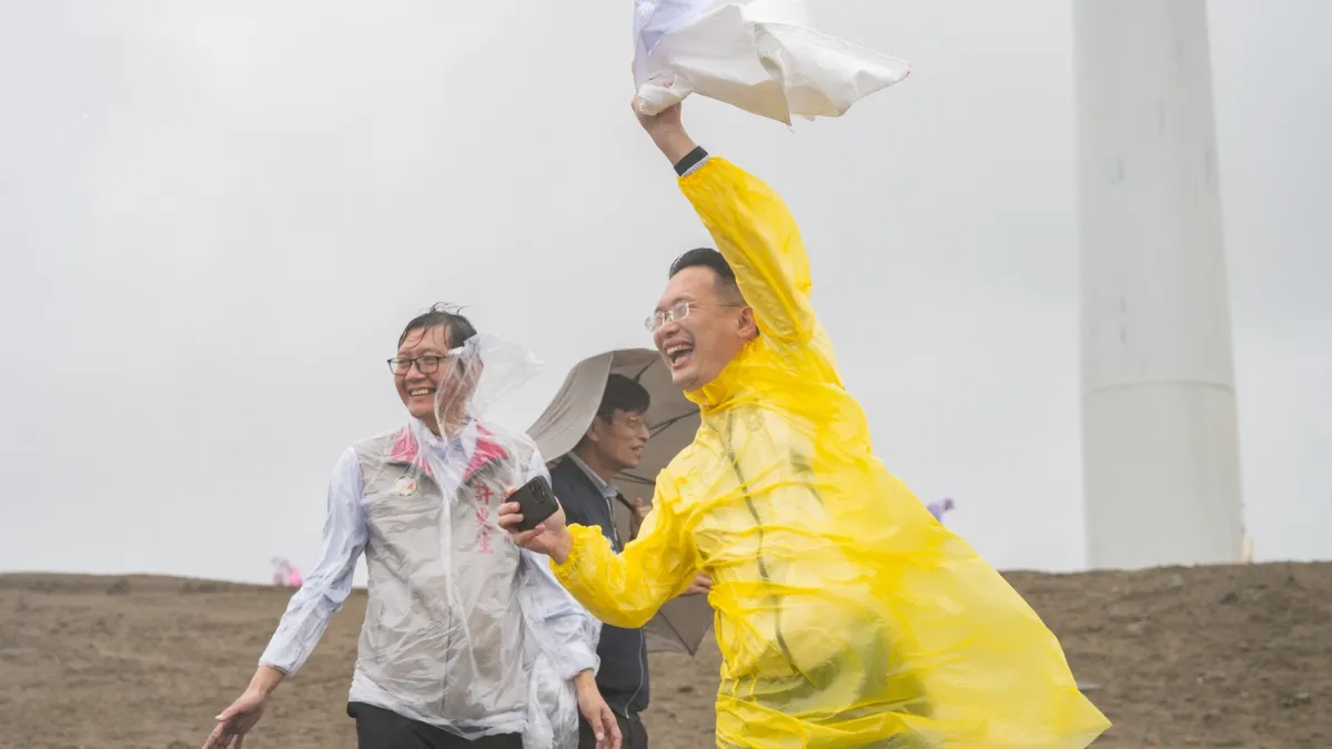 桃園市副市長蘇俊賓頂著風雨出席淨灘活動。(圖/桃園市政府提供)