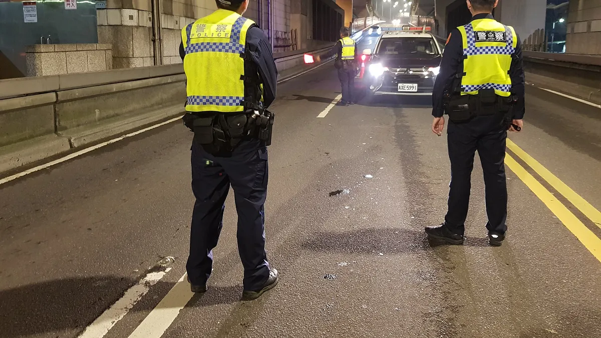 台北市政府警察局要求所屬各分局擴大臨檢,並由員警運用M-Police行動載具清查身分。(資料照,台北市警察局提供) 台北市政府警察局要求所屬各分局擴大臨檢,並由員警運用M-Police行動載具清查身分。(資料照,台北市警察局提供)