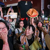 「決戦国会・市民は退かず」──26日夜、立法院前の済南路で行われた開票にて。写真は涙を流すリコール運動のボランティア。(写真/劉偉宏撮影) 「決戦国会・市民は退かず」──26日夜、立法院前の済南路で行われた開票にて。写真は涙を流すリコール運動のボランティア。(写真/劉偉宏撮影)