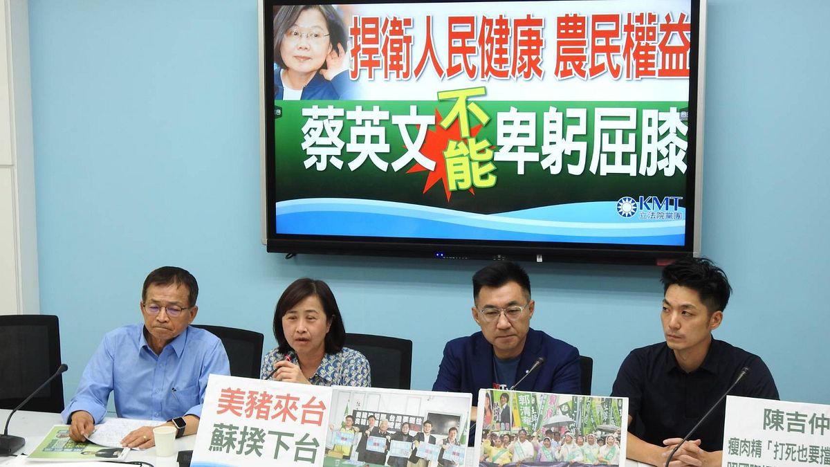 對於總統蔡英文突然宣布開放美豬、美牛,國民黨團召開記者會表示,此次未先與國會、養豬業與消費者溝通,是黑箱作業。(國民黨團提供) 對於總統蔡英文突然宣布開放美豬、美牛,國民黨團召開記者會表示,此次未先與國會、養豬業與消費者溝通,是黑箱作業。(國民黨團提供)