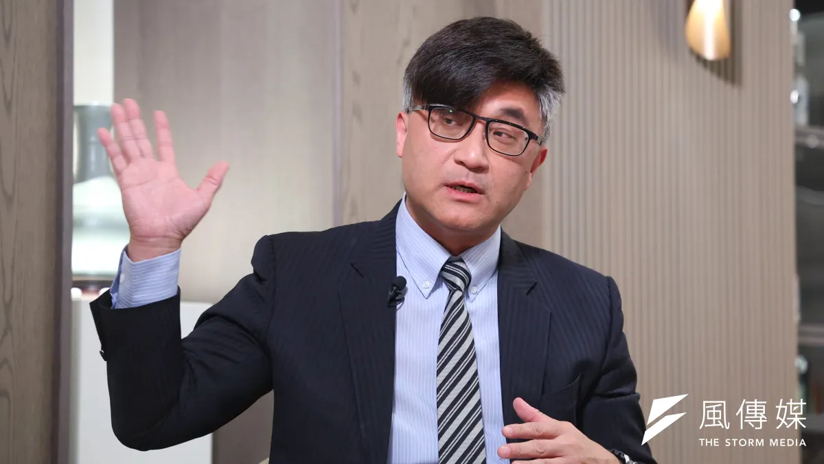富邦投顧董事長陳奕光在《下班國際線》節目中提出一套「FORTUNE+GOLD」選股法,把2027年的投資組合想像成一棟建築。(顏麟宇攝)