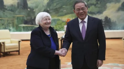 美國財政部長葉倫訪中的「產能過剩」說為擴大貿易戰埋下伏筆。圖為葉倫與中國國務院總理李強會面。(美聯社)