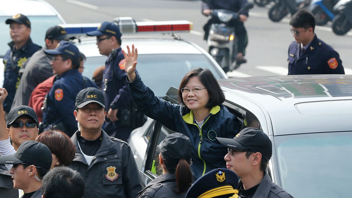 民進黨總統當選人蔡英文現在出門,不但幕僚要先安排,也要出動特勤人員,因此年前幾天蔡英文決定當「宅女」,讓相關人員也可趁機好好休息。圖為大選時蔡英文在台南市掃街拜票。(美聯社) 民進黨總統當選人蔡英文現在出門,不但幕僚要先安排,也要出動特勤人員,因此年前幾天蔡英文決定當「宅女」,讓相關人員也可趁機好好休息。圖為大選時蔡英文在台南市掃街拜票。(美聯社)