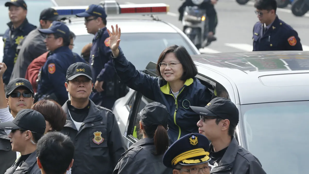 民進黨總統當選人蔡英文現在出門,不但幕僚要先安排,也要出動特勤人員,因此年前幾天蔡英文決定當「宅女」,讓相關人員也可趁機好好休息。圖為大選時蔡英文在台南市掃街拜票。(美聯社)