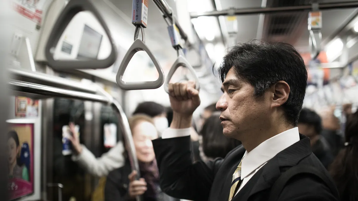 你知道自己為誰辛苦為誰忙嗎?賺再多錢,像行屍走肉活著有意義嗎?(圖/pakutaso) 你知道自己為誰辛苦為誰忙嗎?賺再多錢,像行屍走肉活著有意義嗎?(圖/pakutaso)