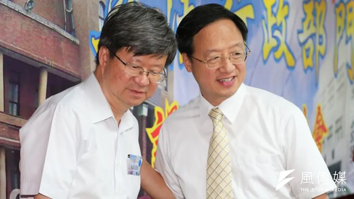 教育部長吳思華(左)提出最快後年起,大學五年內減少到百所之內的政策方向。(資料照/余志偉攝)