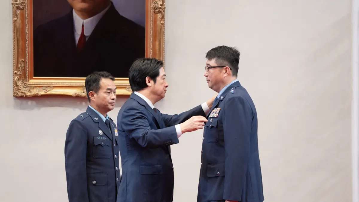 2026年8月軍方有新一波將官異動,其中,總統賴清德(中)拉拔具神秘色彩的國防部「第四軍種」資通電軍,原網路戰聯隊副聯隊長方士源(右)升任資通電軍參謀長,並晉階少將。(總統府提供)