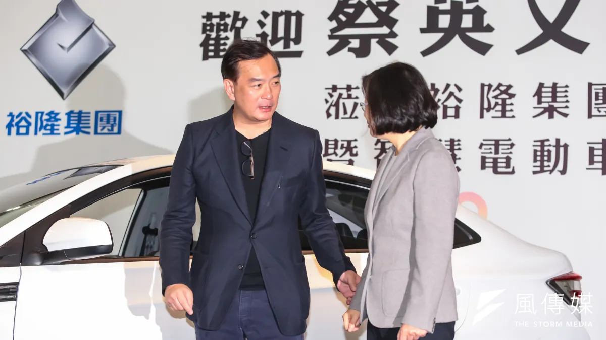 裕隆集團董事長嚴凱泰驟逝,享年54歲。2016年民進黨總統當選人蔡英文出席產業之旅,參訪裕隆集團總部暨智慧電動車產業,裕隆集團執行長嚴凱泰親自迎接。(顏麟宇攝)
