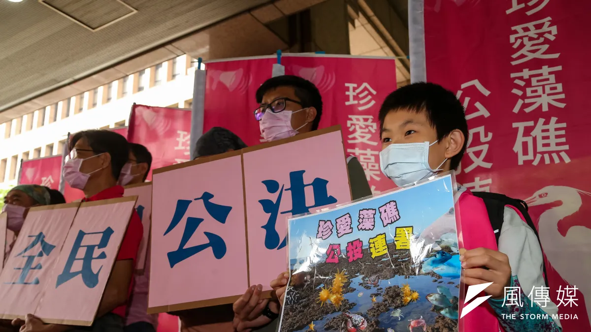 圖為珍愛藻礁公投連署小組至中選會送交70萬份連署書。(顏麟宇攝)