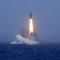 中国海軍は7月6日正午ごろ、原子力潜水艦から太平洋の公海に向け、模擬弾頭を搭載した弾道ミサイルを発射した。写真はミサイルが海面から飛び出した瞬間。(新華社) 中国海軍は7月6日正午ごろ、原子力潜水艦から太平洋の公海に向け、模擬弾頭を搭載した弾道ミサイルを発射した。写真はミサイルが海面から飛び出した瞬間。(新華社)