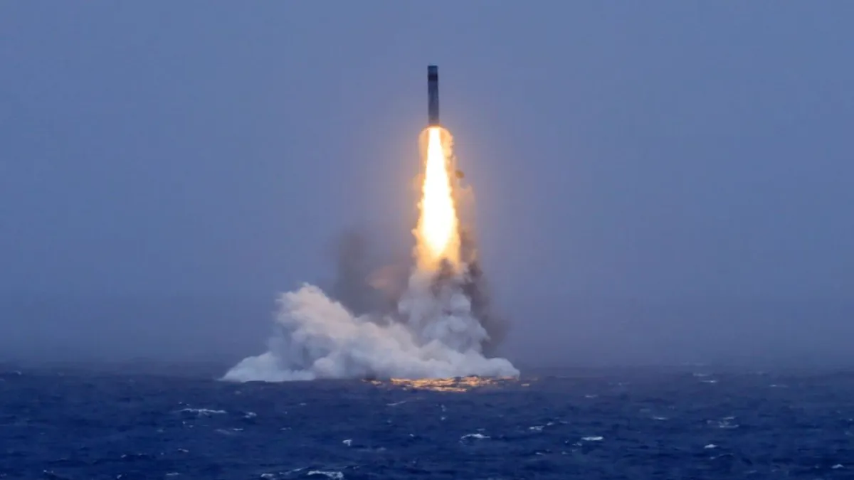 中国海軍は7月6日正午ごろ、原子力潜水艦から太平洋の公海に向け、模擬弾頭を搭載した弾道ミサイルを発射した。写真はミサイルが海面から飛び出した瞬間。(新華社)
