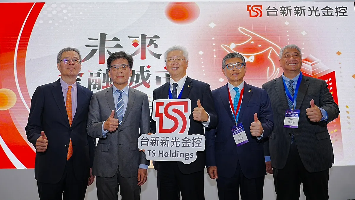 2025台北國際金融博覽會今11月7日登場,台新新光金控盛大參展。金管會主委彭金隆(左二)親自蒞臨展區。台新新光金控總經理林維俊(右三)、新光人壽總經理黃敏義(右二)以及元富證券董事長陳俊宏(右一),為三天展覽揭開序幕。 2025台北國際金融博覽會今11月7日登場,台新新光金控盛大參展。金管會主委彭金隆(左二)親自蒞臨展區。台新新光金控總經理林維俊(右三)、新光人壽總經理黃敏義(右二)以及元富證券董事長陳俊宏(右一),為三天展覽揭開序幕。