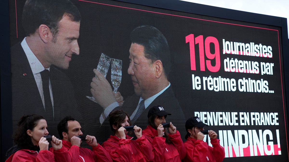 第32屆無國界記者(RSF)新聞自由獎頒獎典禮將於12月4日在華盛頓特區舉行。圖為5月6日,無國界記者組織成員在巴黎凱旋門前譴責中國監禁記者的行徑。(資料照,美聯社) 第32屆無國界記者(RSF)新聞自由獎頒獎典禮將於12月4日在華盛頓特區舉行。圖為5月6日,無國界記者組織成員在巴黎凱旋門前譴責中國監禁記者的行徑。(資料照,美聯社)