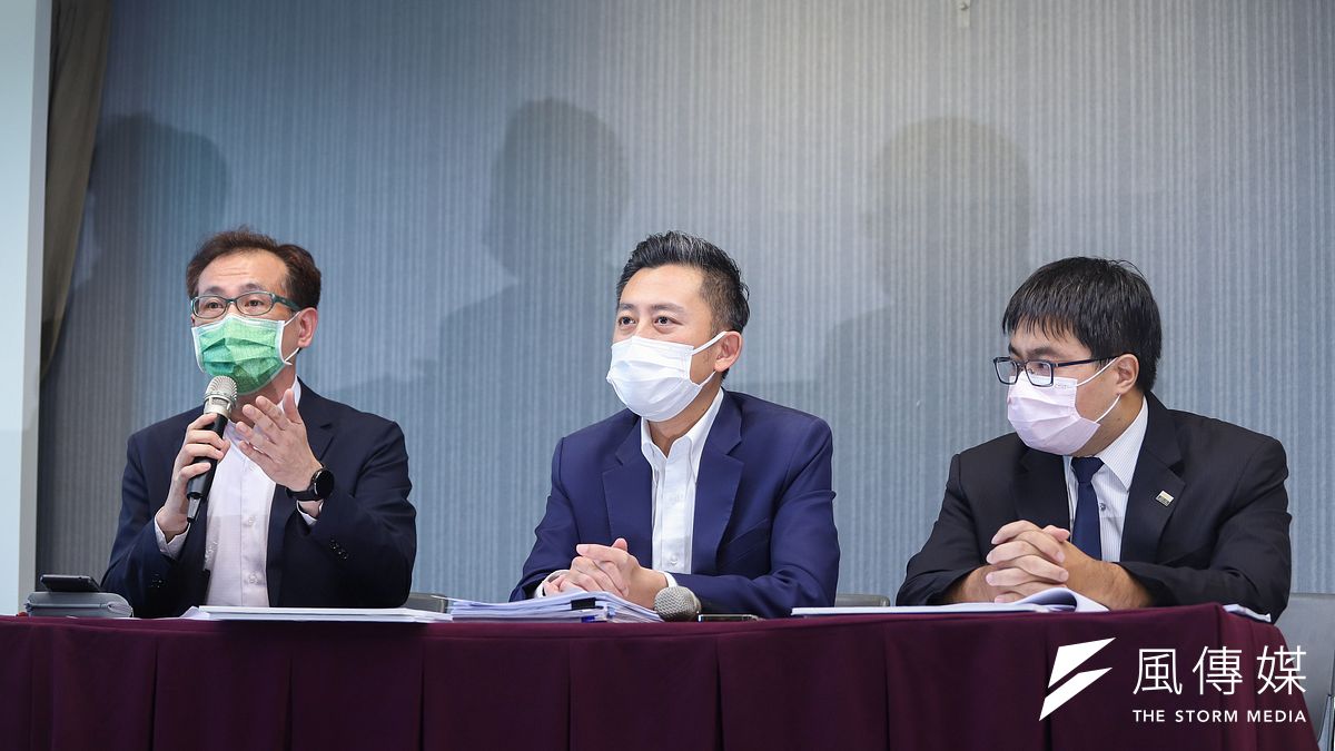 台大9日公布畢業生碩士論文審定結果,認定桃園市長參選人林智堅抄襲情節嚴重,建議撤銷學位。對此,林智堅競選總幹事鄭運鵬(左起)、林智堅、律師黃帝穎於民進黨中央黨部召開記者會說明。(資料照,陳品佑攝) 台大9日公布畢業生碩士論文審定結果,認定桃園市長參選人林智堅抄襲情節嚴重,建議撤銷學位。對此,林智堅競選總幹事鄭運鵬(左起)、林智堅、律師黃帝穎於民進黨中央黨部召開記者會說明。(資料照,陳品佑攝)