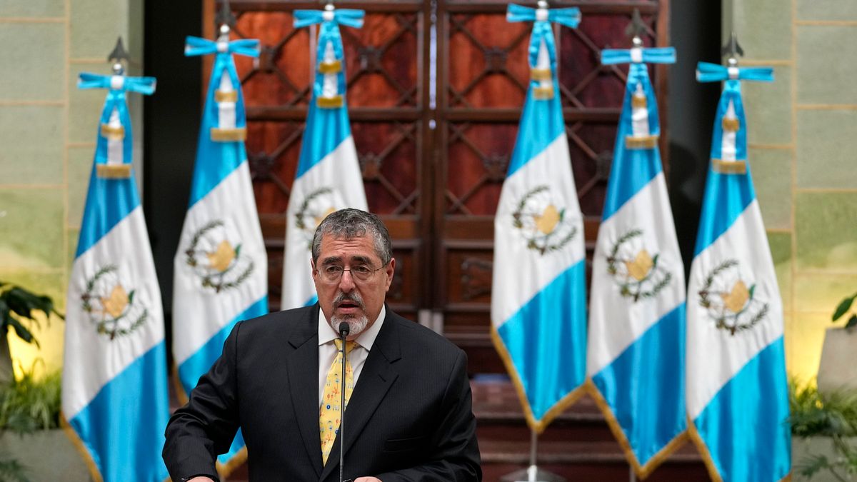 新政府就定位,兩岸外交戰再起?圖為瓜地馬拉總統阿雷瓦洛。(資料照,AP) 新政府就定位,兩岸外交戰再起?圖為瓜地馬拉總統阿雷瓦洛。(資料照,AP)