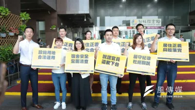 文大宿舍案爭議持續延燒,時代力量台北、新北黨部與時力雙北議員參選人黃郁芬、蕭新晟、吳崢、林亮君、林穎孟、唐聖捷、陳志明、彭盛韶、張祐銓、曾柏瑜,22日全員到齊,前往北市府大門外抗議,期望北市府能儘快釐清爭議。(方炳超攝)