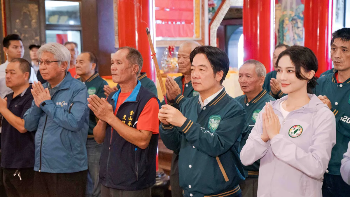 針對國台辦的批評,民進黨總統參選人賴清德(右二)今日赴新北市金山承天宮參香受訪時表示,中國的做法有失國格,也無助區域和平穩定,望三思。(資料照,賴清德競總提供)