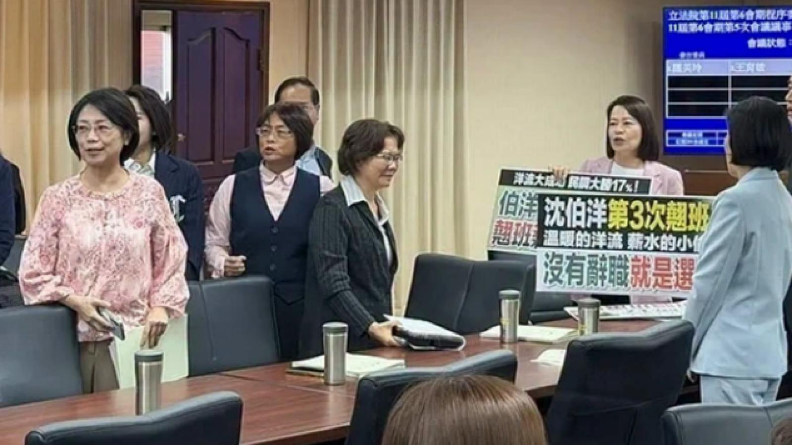 沈伯洋第3度缺席程序委員會!藍委舉牌諷「薪水小偷」 綠委護航1句網炸鍋