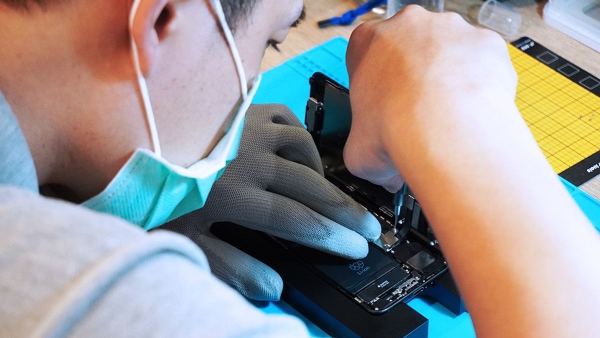 暑期手機使用量大增 大師修籲電池安全不可小覷。(圖/業者提供) 暑期手機使用量大增 大師修籲電池安全不可小覷。(圖/業者提供)