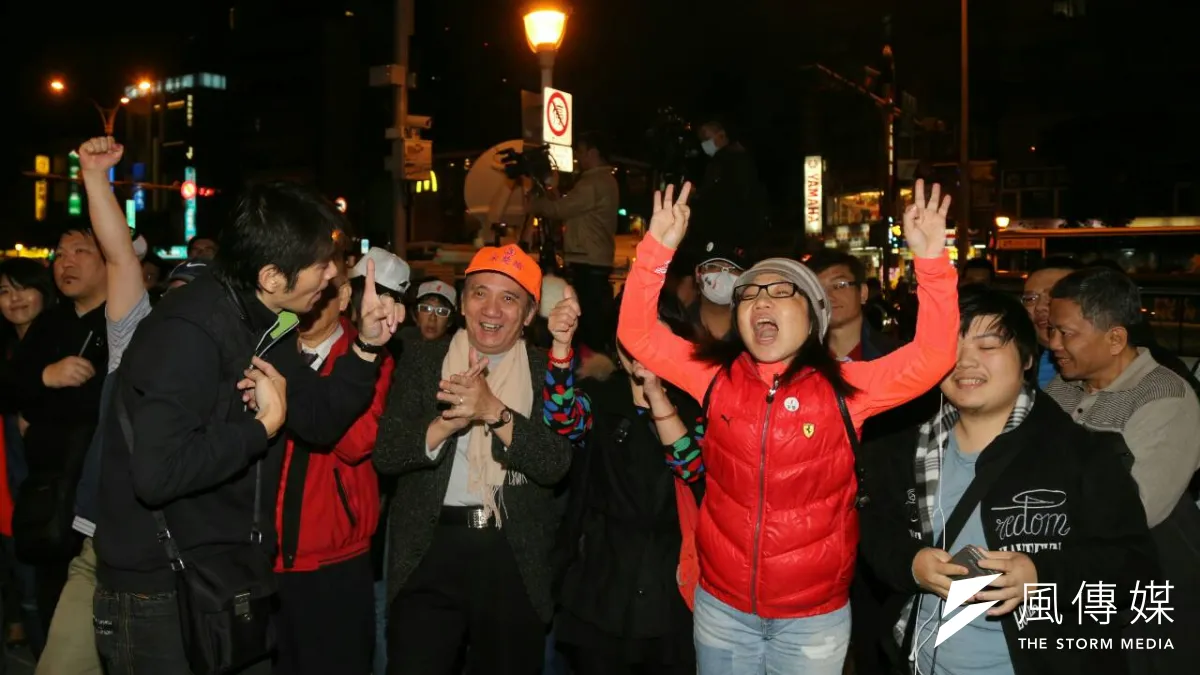 突破百萬票!親民黨宋楚瑜支持者在總部外歡欣鼓舞。(陳明仁攝)