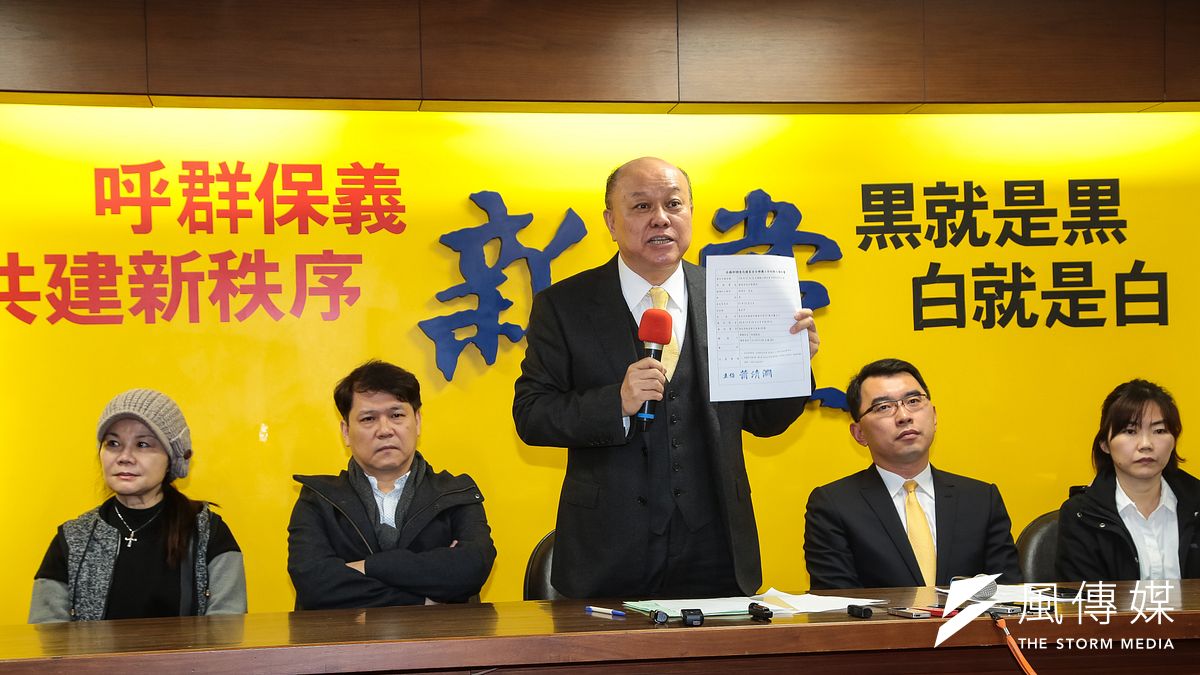 新黨副主席李勝峰19日針對新黨黨工住家遭調查局搜索一事,召開記者會說明。(顏麟宇攝) 新黨副主席李勝峰19日針對新黨黨工住家遭調查局搜索一事,召開記者會說明。(顏麟宇攝)