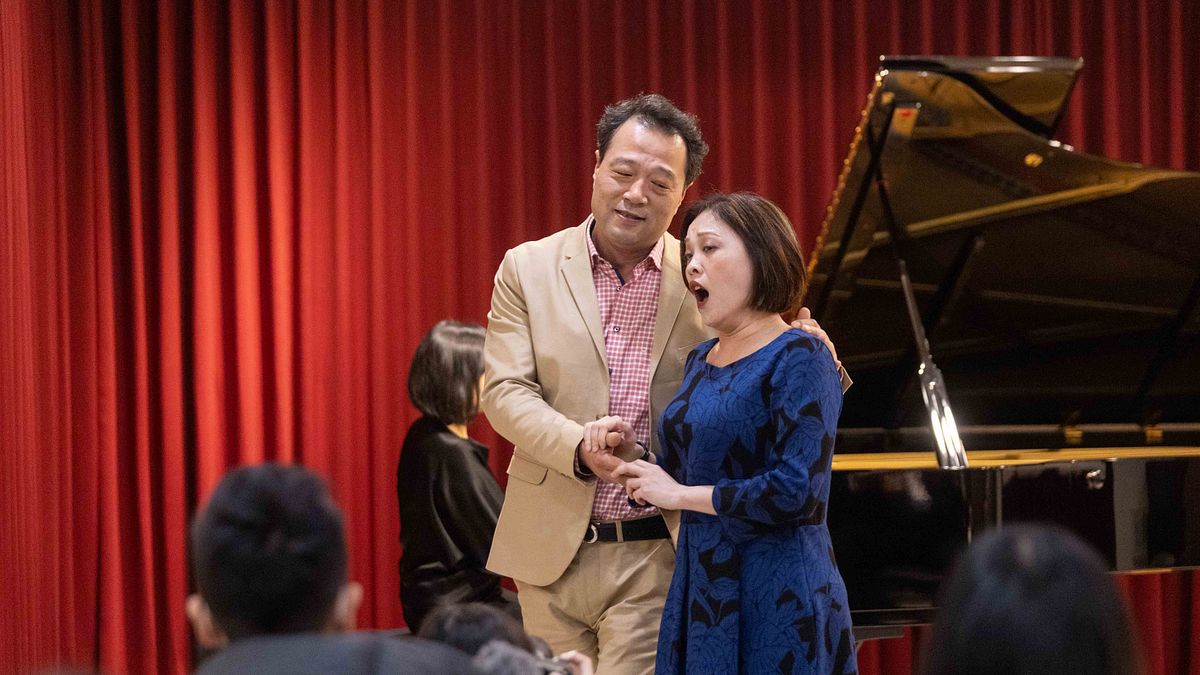 歌劇演唱會《大家都叫我咪咪》今日於台北舉行記者會,韓國男高音崔勝震(左)、女高音林玲慧(右)現場演出《大家都叫我咪咪》段落。(雲門劇場提供) 歌劇演唱會《大家都叫我咪咪》今日於台北舉行記者會,韓國男高音崔勝震(左)、女高音林玲慧(右)現場演出《大家都叫我咪咪》段落。(雲門劇場提供)