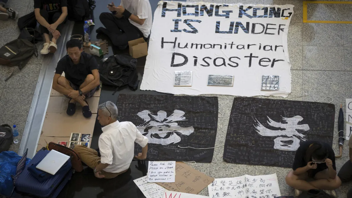 抗議「反送中」與「爆眼少女」的群眾連續第二天現身香港國際機場,癱瘓離境大廳。(美聯社)