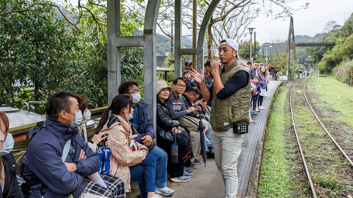 蛇年好旅遊「699體驗遊」,規劃4條深度導覽路線,由在地嚮導帶領大家走訪平溪、十分及菁桐等各大景點。(圖為2024年資料照)。(圖/新北市觀旅局提供) 蛇年好旅遊「699體驗遊」,規劃4條深度導覽路線,由在地嚮導帶領大家走訪平溪、十分及菁桐等各大景點。(圖為2024年資料照)。(圖/新北市觀旅局提供)