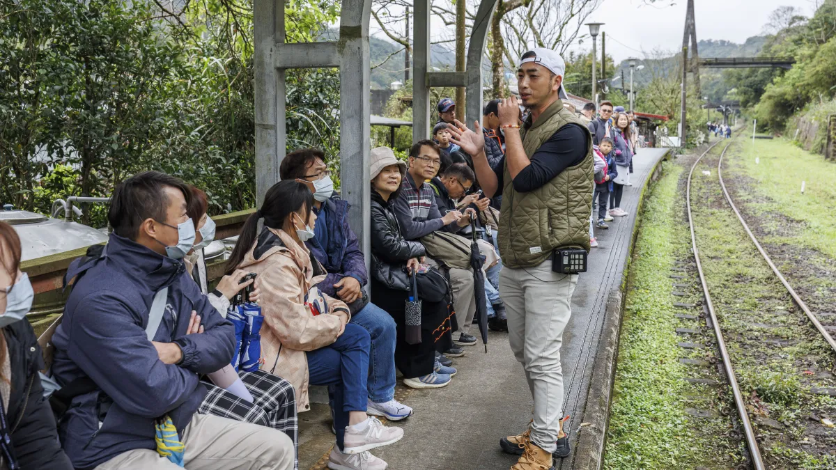 蛇年好旅遊「699體驗遊」,規劃4條深度導覽路線,由在地嚮導帶領大家走訪平溪、十分及菁桐等各大景點。(圖為2024年資料照)。(圖/新北市觀旅局提供)