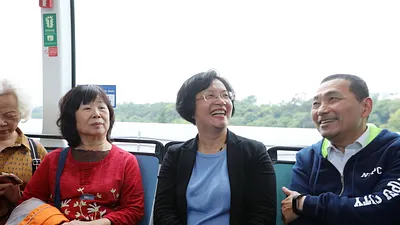 彰化縣長王惠美(右二)搭乘體驗淡海線的輕軌表示,彰化縣未來在北彰、南彰各要推一個輕軌,所以今天來取經,希望把淡水經驗帶回去,讓鄉親能跟淡水的朋友們一樣有快捷便利的輕軌,發展交通,把觀光發展好。 (圖/新北市新聞局提供)