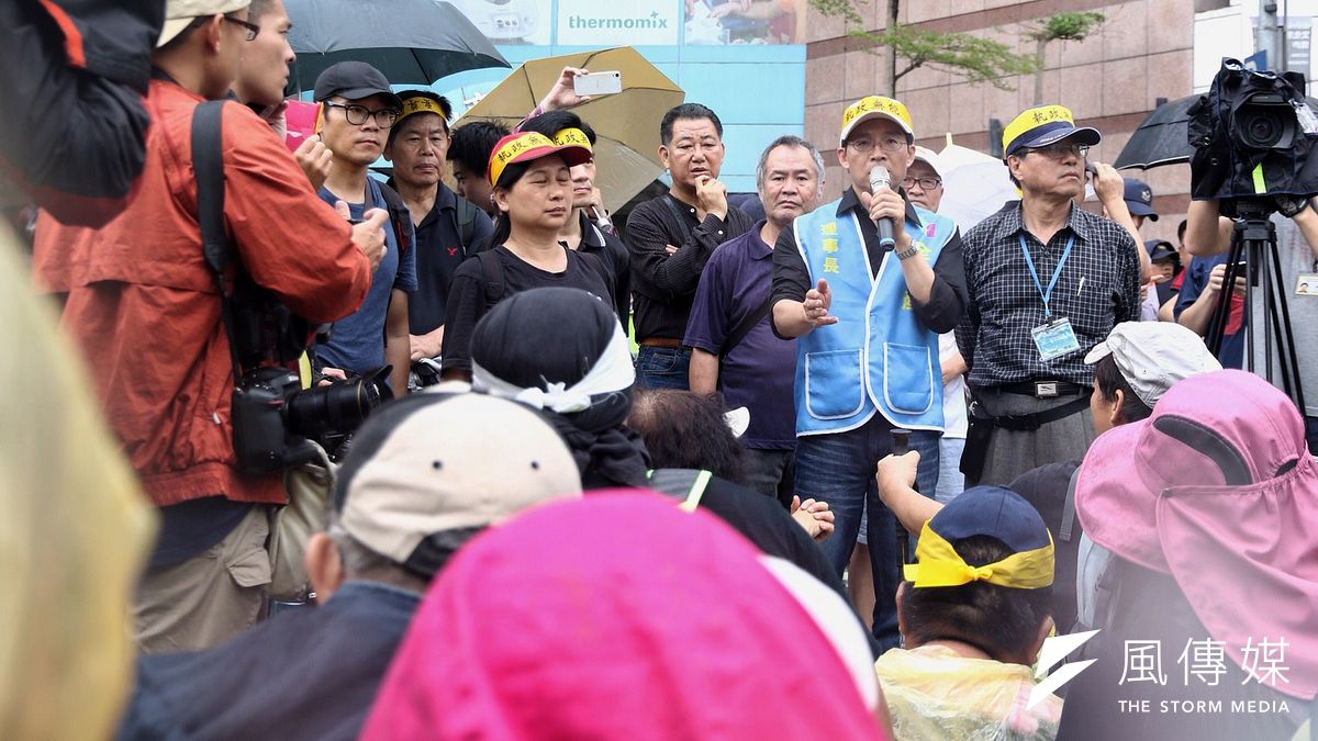 民進黨中央黨部 反年金改革民眾 圖中為全國公務人員協會理事長李來希(右一)(曾原信攝) 民進黨中央黨部 反年金改革民眾 圖中為全國公務人員協會理事長李來希(右一)(曾原信攝)