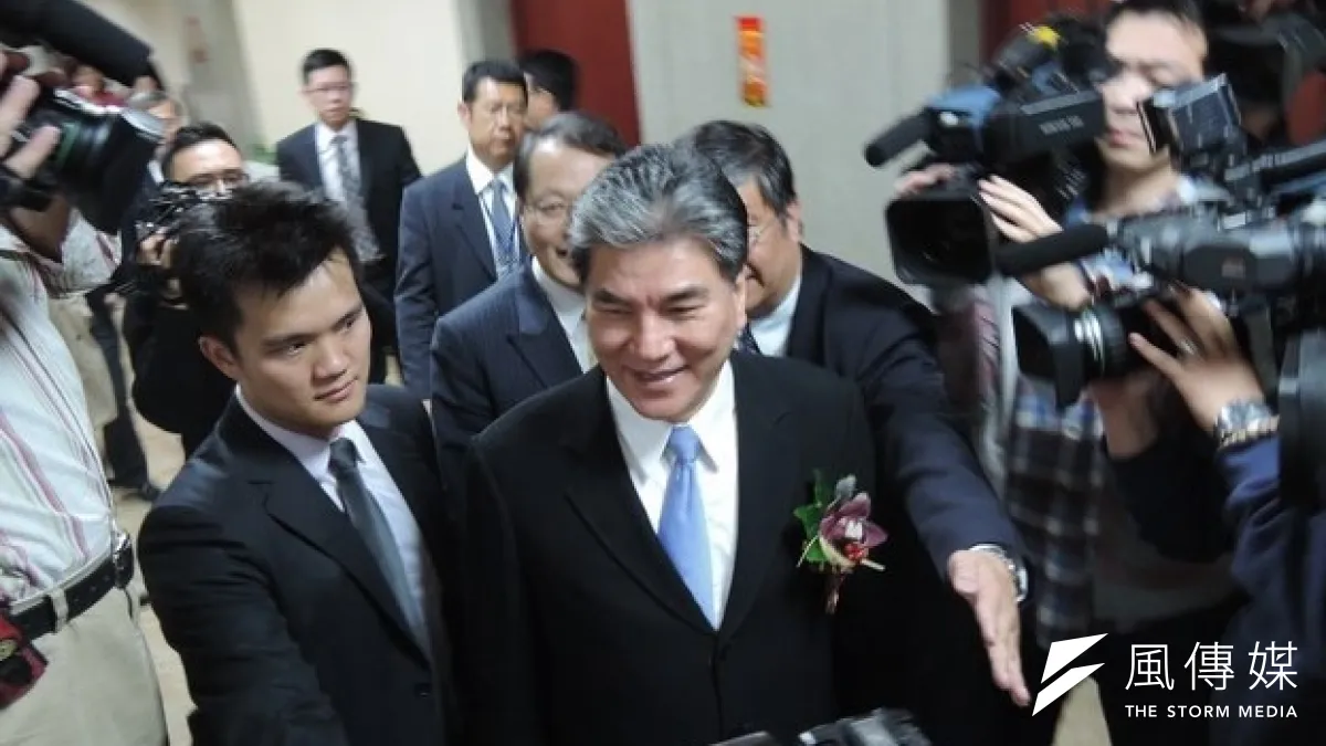 內政部同仁及記者歡送李鴻源。(張文馨攝)