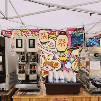 浅草の屋上でスカイツリーを眺めながらBBQと昭和レトロな縁日屋台を楽しめる期間限定ビアガーデン。(写真/ゆい/@yui.injp提供) 浅草の屋上でスカイツリーを眺めながらBBQと昭和レトロな縁日屋台を楽しめる期間限定ビアガーデン。(写真/ゆい/@yui.injp提供)