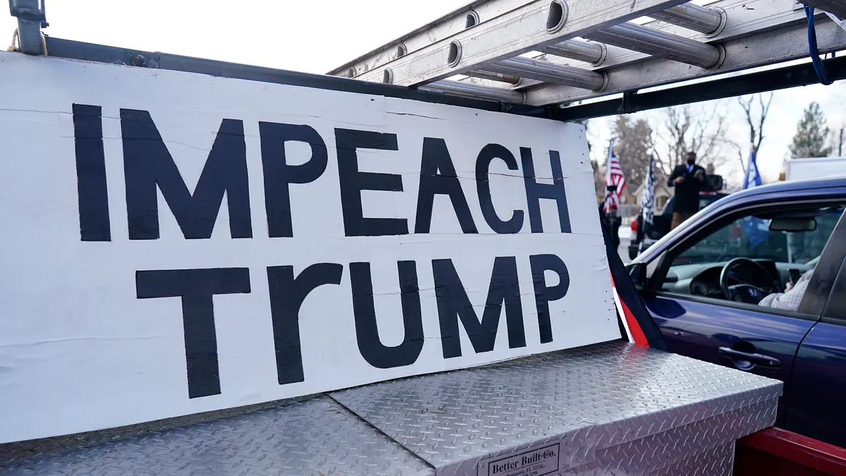 2021年美國總統川普倒行逆施,要求他辭職下台、國會將他彈劾的聲浪高漲(AP)