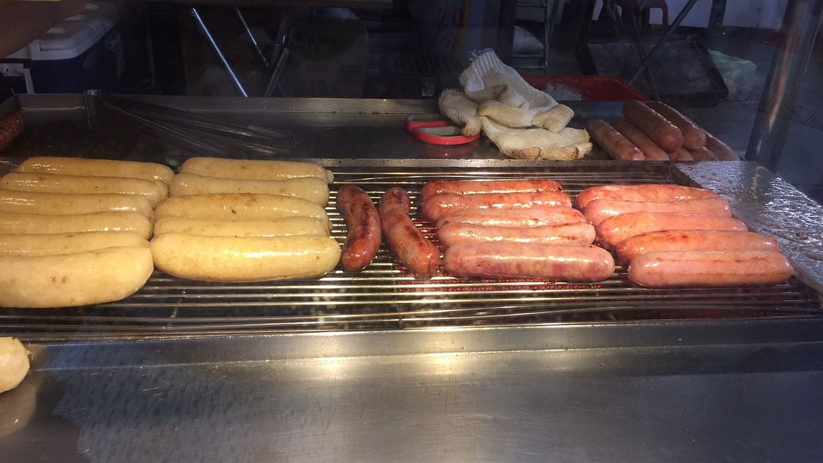 她卸下上班族的身份做起香腸攤,意外找到一片天。(圖/作者提供) 她卸下上班族的身份做起香腸攤,意外找到一片天。(圖/作者提供)