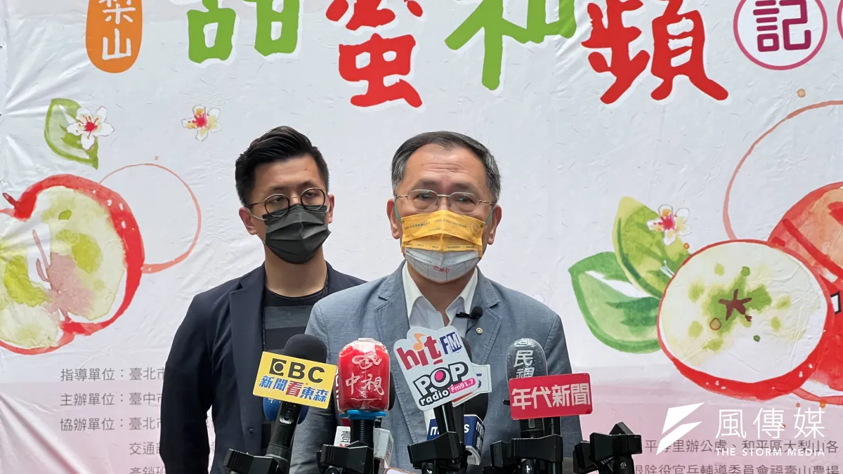台北市副市長蔡炳坤(中)指出,台北市疫苗接種量能,大約1周至少可以接種25萬劑以上,平均每天4.8萬劑。(方炳超攝)